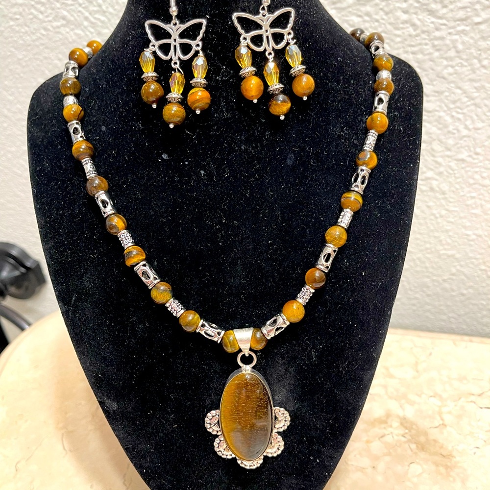 True stones necklace